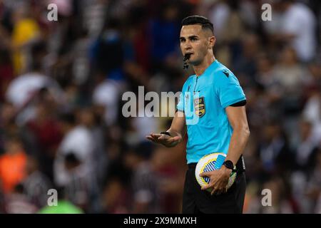 Rio De Janeiro, Brasilien. Juni 2024. RIO DE JANEIRO, BRASILIEN - 1. JUNI: Der Schiedsrichter MATHEUS DELGADO CANDANCAN, streitet während des Spiels zwischen Fluminense und Juventude im Rahmen der Brasileirao 2024 im Maracana-Stadion am 1. Juni 2024 in Rio de Janeiro, Brasilien. Quelle: Ruano Carneiro/Alamy Live News Stockfoto