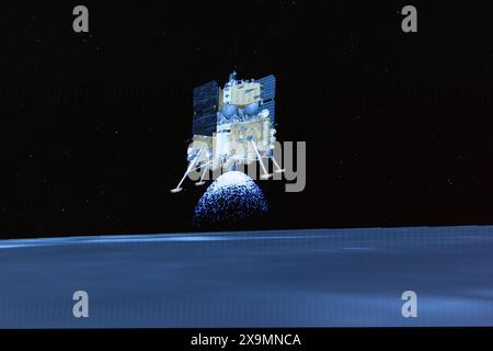 (240602) -- PEKING, 2. Juni 2024 (Xinhua) -- dieses Bild aus der Videoanimation im Beijing Aerospace Control Center (BACC) am 2. Juni 2024 zeigt die Kombination aus Lander-Aufstiegssonde Chang'e-6, bevor es auf der anderen Seite des Mondes landet. Chinas Chang'e-6 ist am Sonntagmorgen auf der anderen Seite des Mondes angekommen und wird zum ersten Mal in der Menschheitsgeschichte Proben aus diesem selten erkundeten Gelände sammeln, wie die chinesische nationale Raumfahrtbehörde CNSA (China National Space Administration) mitteilte. Unterstützt durch den Queqiao-2 Relaissatelliten, landete die Lander-Aufstiegs-Kombination der Chang'e-6-Sonde erfolgreich bei Stockfoto