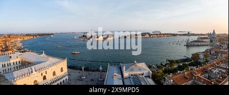 Abendliche Atmosphäre, Dogenpalast und Markusplatz, Isola di San Giorgio Maggiore mit Kirche San Giorgio Maggiore und Insel Guidecca, Blick von Stockfoto