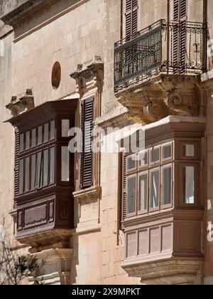 Zwei Balkone aus Holz und Eisen an einer historischen Fassade, die Stadt mdina auf der Insel malta mit historischen Häusern, farbenfrohen Balkonen Stockfoto