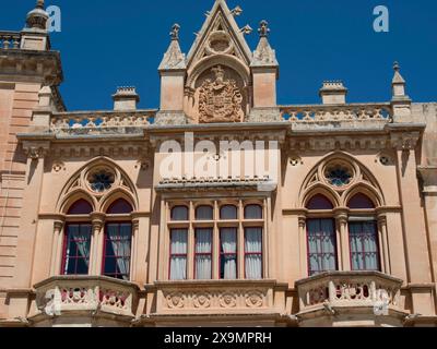 Ein historisches Gebäude mit aufwendig gestalteter Fassade und Balkonen, die Stadt mdina auf der Insel malta mit historischen Häusern, farbenfroh Stockfoto