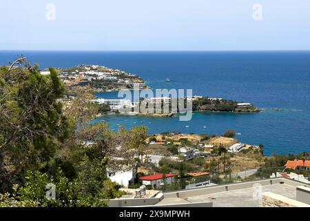 Blick aus erhöhter Lage auf die Pelagia-Bucht an der Ägäis Ägäisches Mittelmeer an der Nordküste der Insel Kreta, Agia Pelagia, Kreta, Griechenland Stockfoto