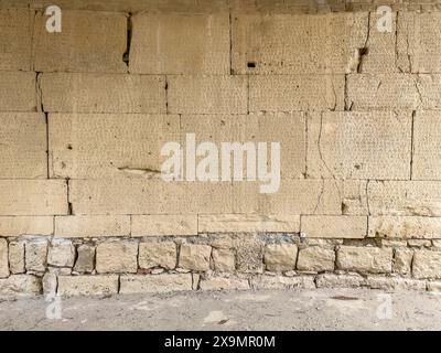 Blick auf Sandsteinblöcke Steine aus Sandstein mit geschriebenen, gemeißelten Gesetzen, die in die Wand des Bogens hinter dem Amphitheater City Law of gehauen sind Stockfoto