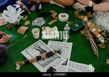 New York City, USA. Juni 2024. Studenten schmücken Pappmodelle von Raketen im neuen Studentenlager der Columbia University in Manhattan, NY am 1. Juni 2024. Das neue Lager „Revolt 4 Rafah“ wurde am Freitag während des Wochenendes der Alumni-Wiedervereinigung gegründet und fordert die Columbia-Alumni auf, Spenden zurückzuhalten, bis die Universität der Veräußerung zustimmt. (Katie Smith/SIPA USA) Credit: SIPA USA/Alamy Live News Stockfoto