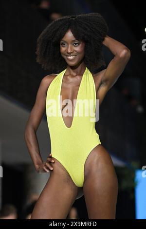 Miami Beach, Usa. 31. Mai 2024. Miami Beach, FL - Mai 31: Ein Model spaziert während der Miami Swim Week am Freitag, den 31. Mai 2024 in Miami Beach auf der Landebahn für DOB. FL. (Foto: Michele Eve Sandberg/SIPA USA) Credit: SIPA USA/Alamy Live News Stockfoto