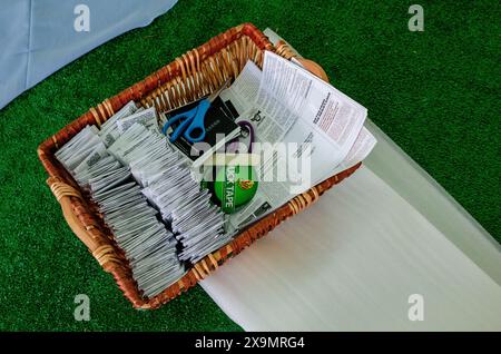 New York City, USA. Juni 2024. Eine Schachtel mit Flugblättern über die Forderungen der Studenten nach Desinvestition und Amnestie für pro-palästinensische Studentenaktivisten im neuen Studentenlager an der Columbia University in Manhattan, NY am 1. Juni 2024. Das neue Lager „Revolt 4 Rafah“ wurde am Freitag während des Wochenendes der Alumni-Wiedervereinigung gegründet und fordert die Columbia-Alumni auf, Spenden zurückzuhalten, bis die Universität der Veräußerung zustimmt. (Katie Smith/SIPA USA) Credit: SIPA USA/Alamy Live News Stockfoto