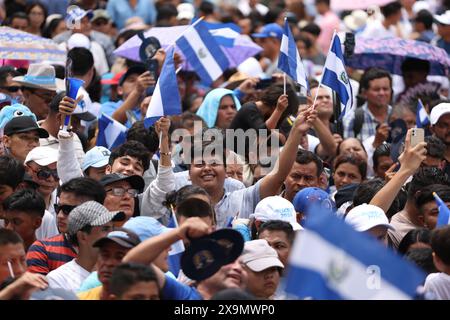 San Salvador, El Salvador. Juni 2024. Am 1. Juni 2024 nehmen die Menschen an der Einweihungszeremonie von Präsident Nayib Bukele im Nationalpalast in San Salvador, El Salvador, Teil. Die Einweihung der zweiten Amtszeit von Präsident Nayib Bukele fand am Samstag in San Salvador statt. Quelle: Li Mengxin/Xinhua/Alamy Live News Stockfoto