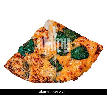 Ein Stück frischer klassischer italienischer Original-Peperoni-Pizza, isoliert auf weißem Hintergrund. Pizza Slice Draufsicht isoliert auf weißem Hintergrund, mit Zwiebeln, Stockfoto