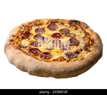 Klassische Pepperoni leckere Pizza isoliert auf einem weißen Hintergrund. Vorlage mit köstlichem Geschmack Pepperoni Pizza, Mozzarella Käse Stockfoto