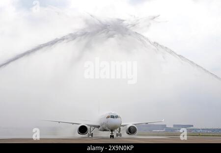 (240602) -- PEKING, 2. Juni 2024 (Xinhua) -- Ein C919-Jetliner mit mehr als 100 jungen Talenten aus Hongkong erhält bei seiner Ankunft am Shanghai Hongqiao International Airport in Shanghai, Ostchina, am 1. Juni 2024 einen zeremoniellen Wassersalut. Ein C919-Jetliner der China Eastern Airlines-Flotte startete am Samstag seinen ersten kommerziellen Charterflug im Ausland und bot einen hin- und Rückflug zwischen Shanghai und Hongkong an. Am Samstagmorgen flog es vom Shanghai Hongqiao International Airport zum Hong Kong International Airport und brachte mehr als 100 junge Talente aus Hongkong mit sich Stockfoto