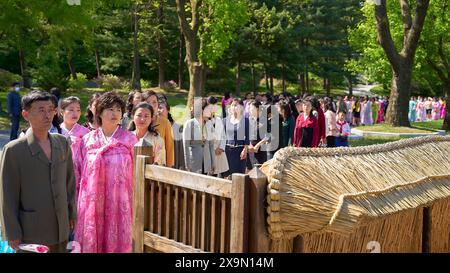 Koreaner, besuchen Sie das Hausmuseum im Dorf Mangyongde, dem Geburtsort von Kim Il Sung, einem verehrten Ort politischer Pilgerreisen Stockfoto