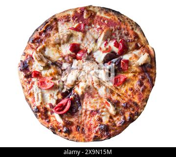 margherita Pizza auf weißem Hintergrund. Neapolitanische Pizza mit Gewürzen, Tomaten und Mozzarella. Pizza mit Mozzarella, Tomatensauce, Spin Stockfoto