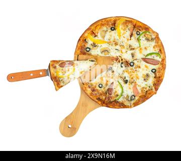 Holzbrett mit leckerer Pizza Margarita auf weißem Hintergrund. Frische hausgemachte italienische Pizza Margherita mit Büffelmozzarella und Basilikum. Pizzascheiben Stockfoto