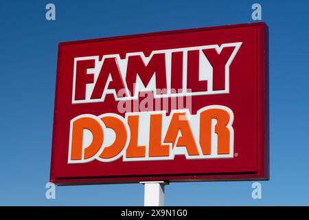 ALBUQUERQUE, NM, USA - 19. MAI 2024: Außenansicht und Markenlogo der Familie Dollar. Stockfoto