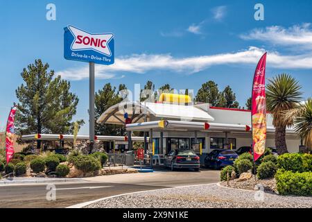 TRUTH OR CONSEQUENCES, NM, USA – 18. MAI 2024: Außenansicht des Sonic Drive-in Restaurants und Markenlogo. Stockfoto