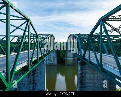 Eine ruhige Brücke über Einen ruhigen Fluss am Abend Stockfoto