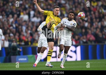 Nico Schlotterbeck (Borussia Dortmund)Rodrygo Goes (Real Madrid) während des Endspiels der UEFA Europa Champions League zwischen Borussia Dortmund 0-0 Real Madrid im Wembley Stadium am 1. Juni 2024 in London. Quelle: Maurizio Borsari/AFLO/Alamy Live News Stockfoto