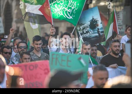 Istanbul, Türkei. Juni 2024. Die Demonstranten riefen während des marsches Slogans mit Spruchbändern und der palästinensischen Flagge. Demonstranten versammelten sich auf dem Beyazit-Platz, um gegen Israels Angriffe auf Palästina zu protestieren, marschierten zum Hagia-Sophia-Platz und skandierten Parolen. (Foto: Onur Dogman/SOPA Images/SIPA USA) Credit: SIPA USA/Alamy Live News Stockfoto