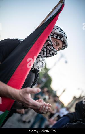 Istanbul, Türkei. Juni 2024. Ein Demonstrant wurde betend gesehen. Demonstranten versammelten sich auf dem Beyazit-Platz, um gegen Israels Angriffe auf Palästina zu protestieren, marschierten zum Hagia-Sophia-Platz und skandierten Parolen. (Foto: Onur Dogman/SOPA Images/SIPA USA) Credit: SIPA USA/Alamy Live News Stockfoto