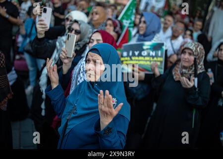 Istanbul, Türkei. Juni 2024. Demonstranten beteten während der Kundgebung. Demonstranten versammelten sich auf dem Beyazit-Platz, um gegen Israels Angriffe auf Palästina zu protestieren, marschierten zum Hagia-Sophia-Platz und skandierten Parolen. (Foto: Onur Dogman/SOPA Images/SIPA USA) Credit: SIPA USA/Alamy Live News Stockfoto