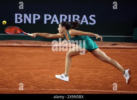 Paris, Frankreich. Juni 2024. Emma Navarro aus den USA spielt am Samstag, den 1. Juni 2024, gegen die Landsfrau Madison Keys bei den French Tennis Open in Roland Garros in Paris. Navarro gewann 7:6, 7:6. Foto: Maya Vidon-White/UPI Credit: UPI/Alamy Live News Stockfoto