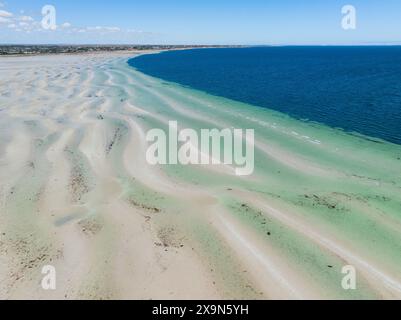 Aus der Vogelperspektive auf Wellen und Wasserbecken entlang eines weißen Sandstrandes in der Moonta Bay auf der Yorke Peninsula in Südaustralien Stockfoto