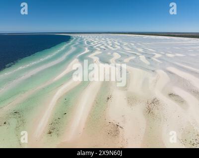 Aus der Vogelperspektive auf Wellen und Wasserbecken entlang eines weißen Sandstrandes in der Moonta Bay auf der Yorke Peninsula in Südaustralien Stockfoto