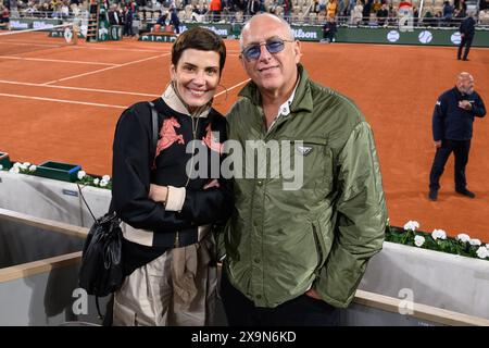 Cristina Cordula und ihr Ehemann Frédéric Cassin nehmen am 1. Juni 2024 an den French Open im Roland Garros 2024 in Paris Teil. Foto: Laurent Zabulon/ABACAPRESS. COM Credit: Abaca Press/Alamy Live News Stockfoto