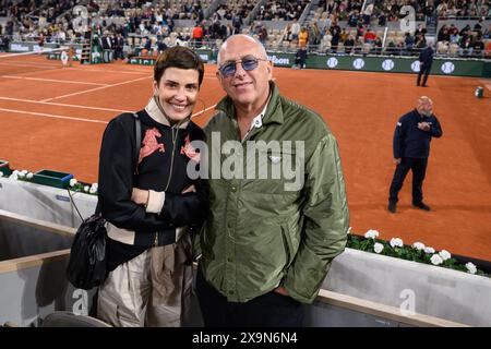 Cristina Cordula und ihr Ehemann Frédéric Cassin nehmen am 1. Juni 2024 an den French Open im Roland Garros 2024 in Paris Teil. Foto: Laurent Zabulon/ABACAPRESS. COM Credit: Abaca Press/Alamy Live News Stockfoto