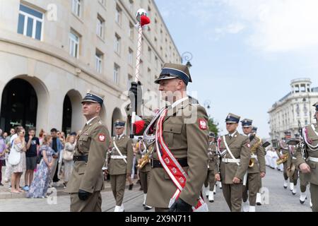 Die polnische Armee marschiert während der Fronleichnamsprozession. Corpus Christi, das fest des Allerheiligsten Leibes und Blutes Christi, wird in Polen gefeiert. Für Katholiken ist dies ein besonderer und freudiger Feiertag - er erinnert uns an das Letzte Abendmahl und die Verwandlung von Brot und Wein in den Leib und das Blut Christi. In Warschau nach der feierlichen Heiligen Messe in der Basilika des Heiligen Johannes des Täufers führte eine Prozession durch die Straßen der Stadt. Die Prozession hielt an den Altären, die von den Bewohnern vor den Kirchen aufgestellt wurden. Stockfoto