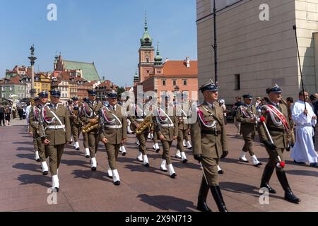 Die polnische Armee marschiert während der Fronleichnamsprozession. Corpus Christi, das fest des Allerheiligsten Leibes und Blutes Christi, wird in Polen gefeiert. Für Katholiken ist dies ein besonderer und freudiger Feiertag - er erinnert uns an das Letzte Abendmahl und die Verwandlung von Brot und Wein in den Leib und das Blut Christi. In Warschau nach der feierlichen Heiligen Messe in der Basilika des Heiligen Johannes des Täufers führte eine Prozession durch die Straßen der Stadt. Die Prozession hielt an den Altären, die von den Bewohnern vor den Kirchen aufgestellt wurden. Stockfoto