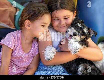 Porträt glücklicher Mädchen mit Hund zusammen Stockfoto