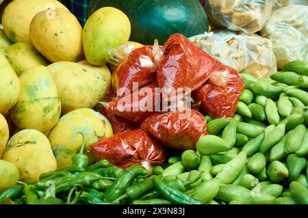 Farbenfrohe frische Produkte zum Verkauf auf dem Wochenendmarkt in Paro in der Stadt Paro im Himalaya-Königreich Bhutan. Stockfoto