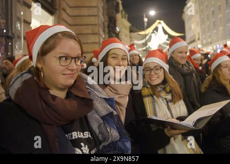 Wien, Österreich. November 2019. Der Frauenchor singt Weihnachtslieder „am Graben“ im 1. Wiener Gemeindebezirk Stockfoto