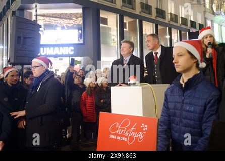 Wien, Österreich. November 2019. Am 22. November 2019 drückten der Wiener Bürgermeister Michael Ludwig und der WKW-Präsident Walter Ruck (R) den Knopf am Stephansdom und hüllten die Stadt in einen Lichtteppich. Quelle: Franz Perc / Alamy Live News Stockfoto