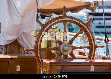 Les voiles d'Antibes 29. Ausgabe, jährliche Zusammenkunft von Vintage-Segelbooten. Port Vauban, Antibes Französische Riviera Stockfoto