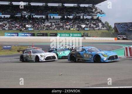 Luca Stolz (Brachbach/DEU) / Maximilian Goetz (Uffenheim/DEU) / Daniel Juncadella (Barcelona/ESP) / Arjun Maini (Bangalore/IND), #4, Mercedes-AMG GT3, Team: Mercedes-AMG Team BILSTEIN (DEU), vor Maro Engel (Monaco/GER) / Jules Gounon (Anyos/AND) /Adam Christodoulou (London/GAMG, Mercedes-GAMG, GAMG, Team #130, Mercedes-GAMG, Mercedes-GAMG, GAMG #3, Team: Mercedes-AMG Team GetSpeed (DEU), Motorsport, ADAC Ravenol 24H Rennen Nürnberg, 30.05.2024 - 02.06.2024, Samstag 01.06.2024 Foto: Eibner-Pressefoto/Jürgen Augst Stockfoto