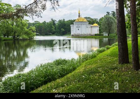 PUSCHKIN, RUSSLAND - 29. Mai 2024: Pavillon 'Türkisches Bad' am Ufer des Teichs. Catherine Park. Zarskoje Selo. Sankt Petersburg Stockfoto