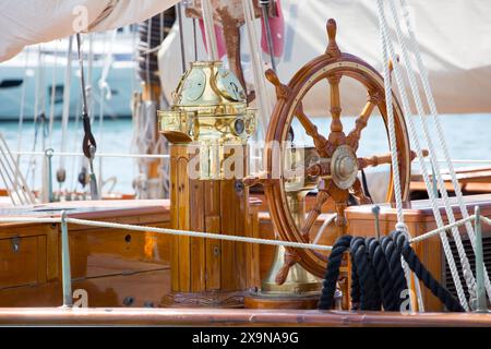 Les voiles d'Antibes 29. Ausgabe, jährliche Zusammenkunft von Vintage-Segelbooten. Port Vauban, Antibes Französische Riviera Stockfoto