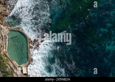 Blick aus der Vogelperspektive auf den Ozean Swimmingpool, Blick vom Hubschrauber Stockfoto