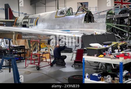 Ein Ingenieur arbeitet an der Restaurierung eines Spitfire im Heritage Hangar am Biggin Hill Airport in Kent. Ein Flugzeugingenieur, der historische Spitfire-Kampfflugzeuge wiederherstellt, die „alle eine Geschichte zu erzählen haben“, sagte, dass sie vor dem 80. Jahrestag des D-Day für zukünftige Generationen fliegen müssen. Spitfires sind berühmt für ihre Rolle im Zweiten Weltkrieg, von der Schlacht um Großbritannien bis hin zur Unterstützung der alliierten Truppen bei den Landungen in der Normandie vor 80 Jahren. Mehr als 20.000 der weltweit bekannten Kämpfer wurden in der Kriegszeit gebaut, aber es wird geschätzt Stockfoto