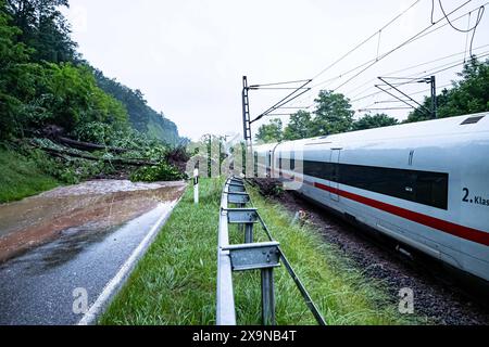 Durch einen Erdrutsch entgleiste ein ICE auf der Strecke zwischen Stuttgart und Schwäbisch Gmünd. Aufgrund der starken Regenfälle in der Region weichte der Boden auf und mehrere Tonnen Erde rutschten auf die Bahnstrecke. *** Ein ICE-Zug entgleiste auf der Strecke Stuttgart–Schwäbisch Gmünd durch einen Erdrutsch der starke Niederschlag in der Region weichte den Boden und mehrere Tonnen Erde rutschten auf die Bahnstrecke Copyright: XAlexanderxHaldx Stockfoto