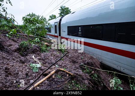 Durch einen Erdrutsch entgleiste ein ICE auf der Strecke zwischen Stuttgart und Schwäbisch Gmünd. Aufgrund der starken Regenfälle in der Region weichte der Boden auf und mehrere Tonnen Erde rutschten auf die Bahnstrecke. *** Ein ICE-Zug entgleiste auf der Strecke Stuttgart–Schwäbisch Gmünd durch einen Erdrutsch der starke Niederschlag in der Region weichte den Boden und mehrere Tonnen Erde rutschten auf die Bahnstrecke Copyright: XAlexanderxHaldx Stockfoto