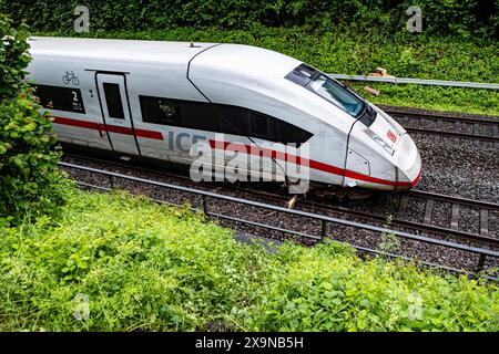 Durch einen Erdrutsch entgleiste ein ICE auf der Strecke zwischen Stuttgart und Schwäbisch Gmünd. Aufgrund der starken Regenfälle in der Region weichte der Boden auf und mehrere Tonnen Erde rutschten auf die Bahnstrecke. *** Ein ICE-Zug entgleiste auf der Strecke Stuttgart–Schwäbisch Gmünd durch einen Erdrutsch der starke Niederschlag in der Region weichte den Boden und mehrere Tonnen Erde rutschten auf die Bahnstrecke Copyright: XAlexanderxHaldx Stockfoto