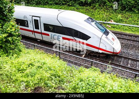 Durch einen Erdrutsch entgleiste ein ICE auf der Strecke zwischen Stuttgart und Schwäbisch Gmünd. Aufgrund der starken Regenfälle in der Region weichte der Boden auf und mehrere Tonnen Erde rutschten auf die Bahnstrecke. *** Ein ICE-Zug entgleiste auf der Strecke Stuttgart–Schwäbisch Gmünd durch einen Erdrutsch der starke Niederschlag in der Region weichte den Boden und mehrere Tonnen Erde rutschten auf die Bahnstrecke Copyright: XAlexanderxHaldx Stockfoto