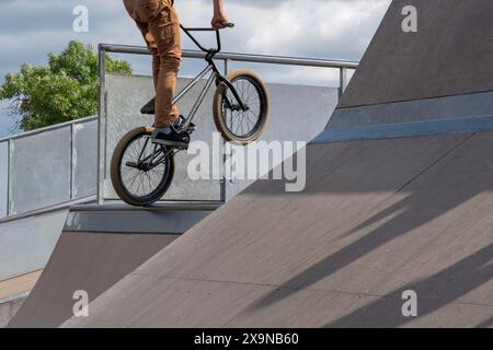 Kaukasischer männlicher bmx-Fahrer Skate Park Halfpipe Wheelie Stockfoto