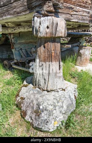 Das Nordfjord Museum of Cultural History verfügt über eine Reihe erhaltener hölzerner Objekte aus einer anderen Zeit, von denen viele über Grasdächer verfügen. Stockfoto