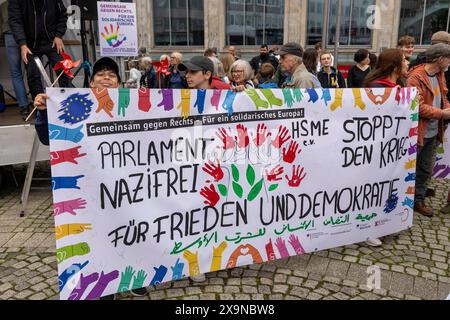 Demonstration gemeinsam gegen Rechts in Bochum. 01.06.2024, EU, DEU, Deutschland, Nordrhein-Westfalen, Bochum: unter dem Motto: gemeinsam gegen Rechts ziehen mehrere tausend Menschen vom Dr.-Ruer-Platz über die Luisenstraße, den Südring und die Viktoriastraße bis zum Hans-Schalla-Platz am Schauspielhaus. Die Gewerkschaften, Kirchen und Dutzende Bündnisse und Organisationen haben zu der Demo aufgerufen, um sich gegen einen möglichen Rechtsruck bei der Europawahl am 9. Juni zu positionieren. EU, DEU, Deutschland, Nordrhein-Westfalen, Bochum: Unter dem Motto gemeinsam gegen die Rechte , mehrere Stockfoto