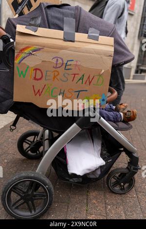 Demonstration gemeinsam gegen Rechts in Bochum. 01.06.2024, EU, DEU, Deutschland, Nordrhein-Westfalen, Bochum: unter dem Motto: gemeinsam gegen Rechts ziehen mehrere tausend Menschen vom Dr.-Ruer-Platz über die Luisenstraße, den Südring und die Viktoriastraße bis zum Hans-Schalla-Platz am Schauspielhaus. Die Gewerkschaften, Kirchen und Dutzende Bündnisse und Organisationen haben zu der Demo aufgerufen, um sich gegen einen möglichen Rechtsruck bei der Europawahl am 9. Juni zu positionieren. EU, DEU, Deutschland, Nordrhein-Westfalen, Bochum: Unter dem Motto gemeinsam gegen die Rechte , mehrere Stockfoto