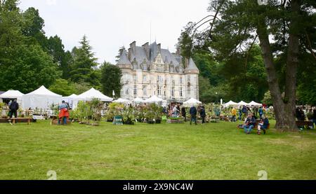Blick auf das Chateau de la Roche Bagnoles in Bagnoles de l'Orne während des Blumenfestes im Juni 2024 Stockfoto